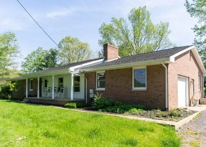 100 Acre Red Brick Ranch Hocking Hills Cabin Hot Tub 12